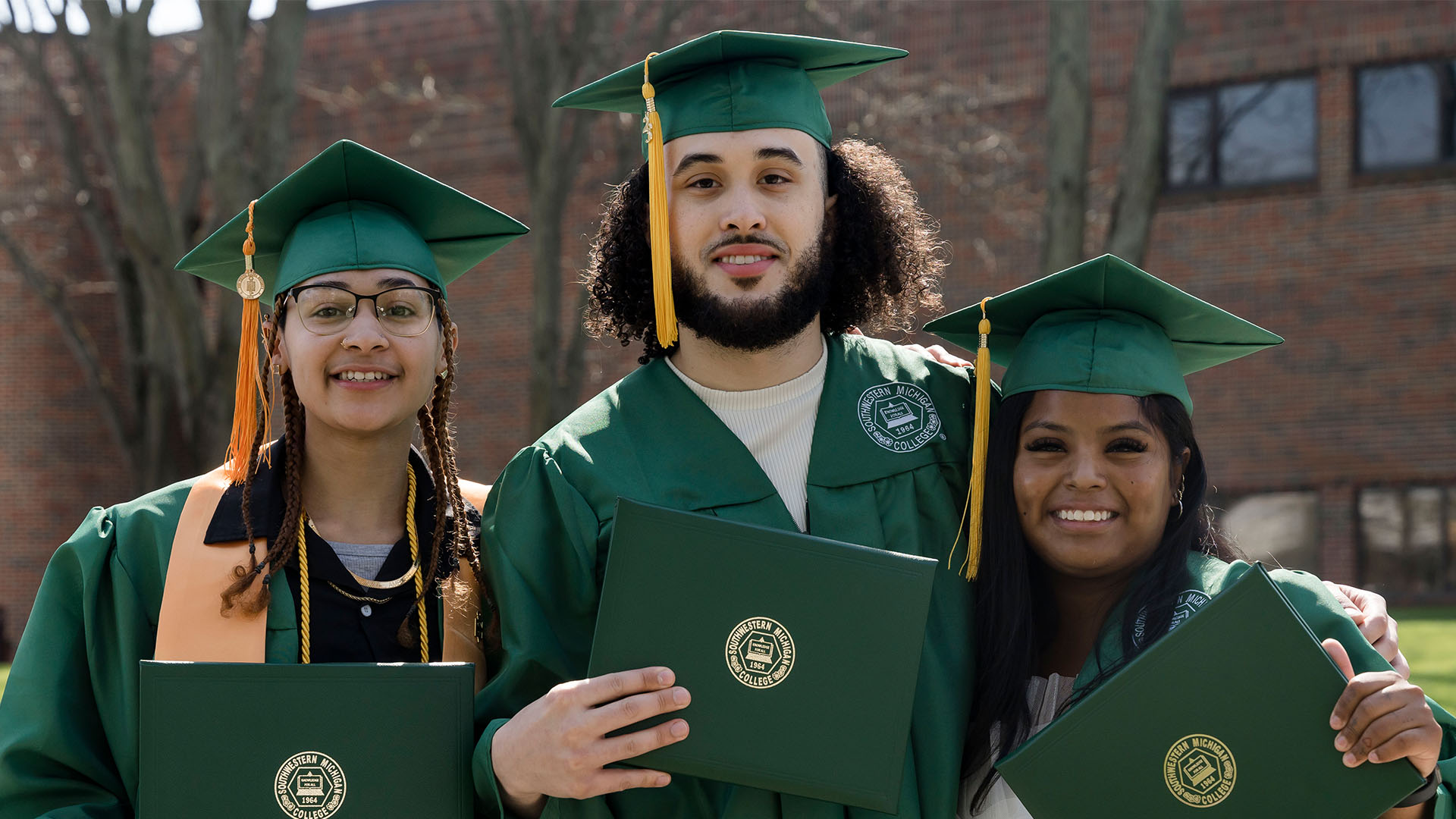 Graduation 2023, recent graduates celebrating