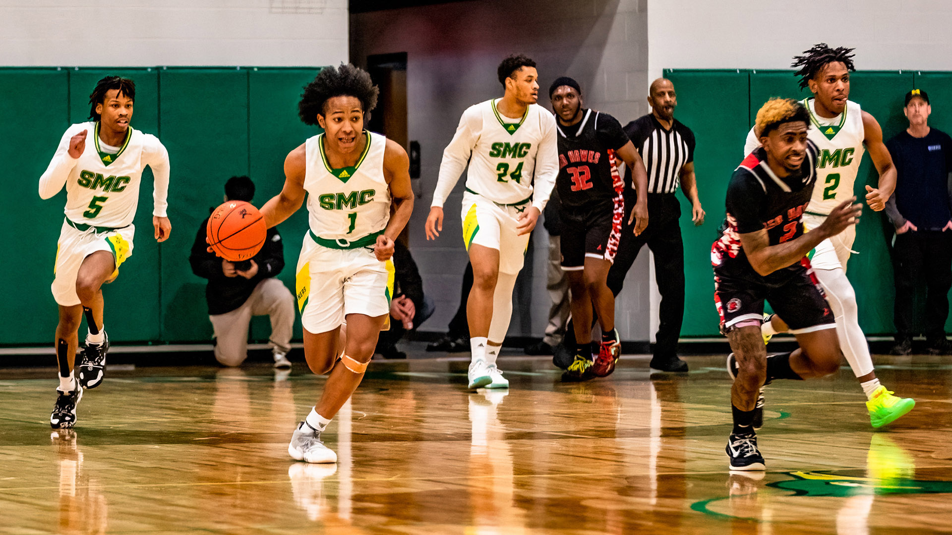 Men's basketball game play